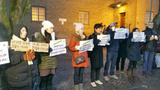 "정유라를 국내로 송환하라"  덴마크와 스웨덴에 거주하는 교민 17명이 정유라씨가 수감돼 있는 덴마크 올보르 구치소 앞에서 정 씨의 조속한 국내 송환을 촉구하는 촛불집회를 열고 있다. 2017.1.14